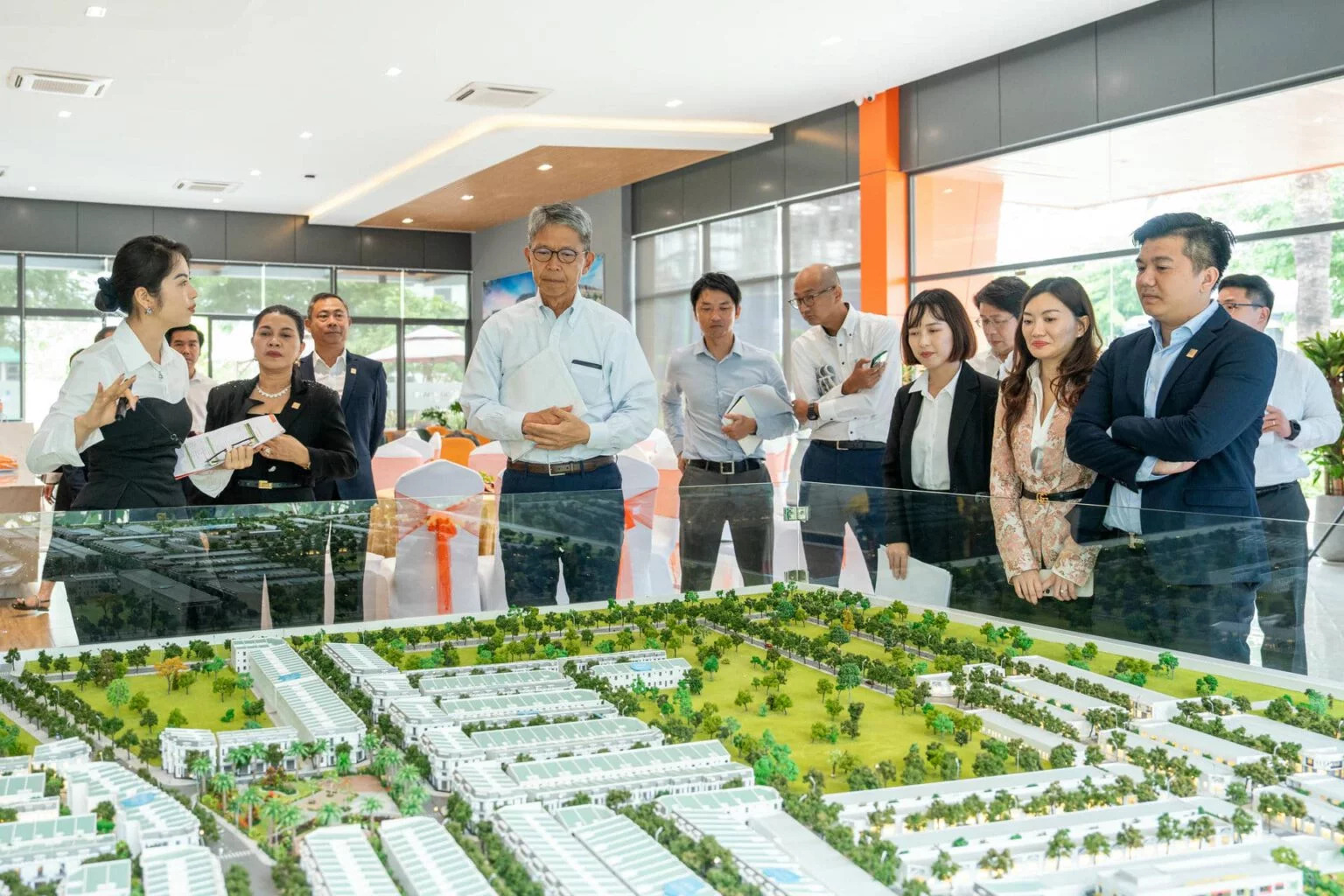 Ông Toshiro Mitsuyoshi, Tổng Giám đốc điều hành Tập đoàn Sumitomo Forestry tham quan dự án của Kim Oanh Group Việt Nam