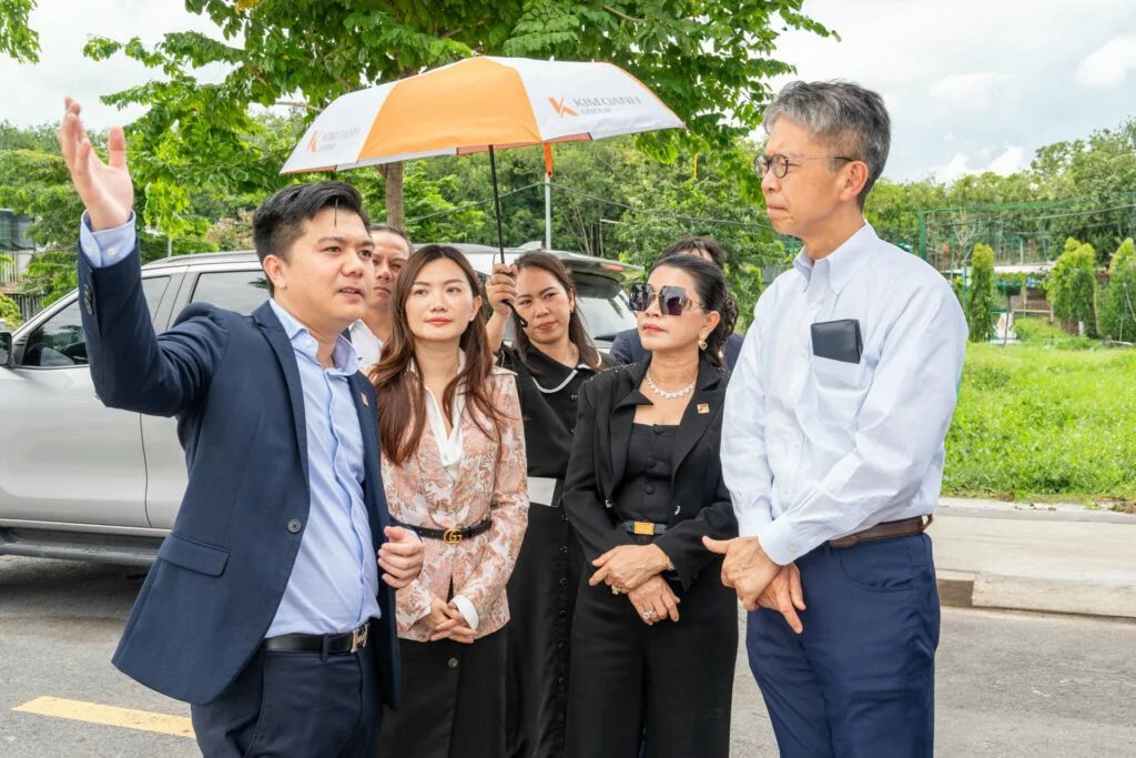 Ông Nguyễn Đức Lợi (bìa trái), thành viên HĐQT kiêm Phó Tổng Giám đốc Đầu tư, cùng Ban lãnh đạo Kim Oanh Group giới thiệu dự án Richland Residence với ông Toshiro Mitsuyoshi.