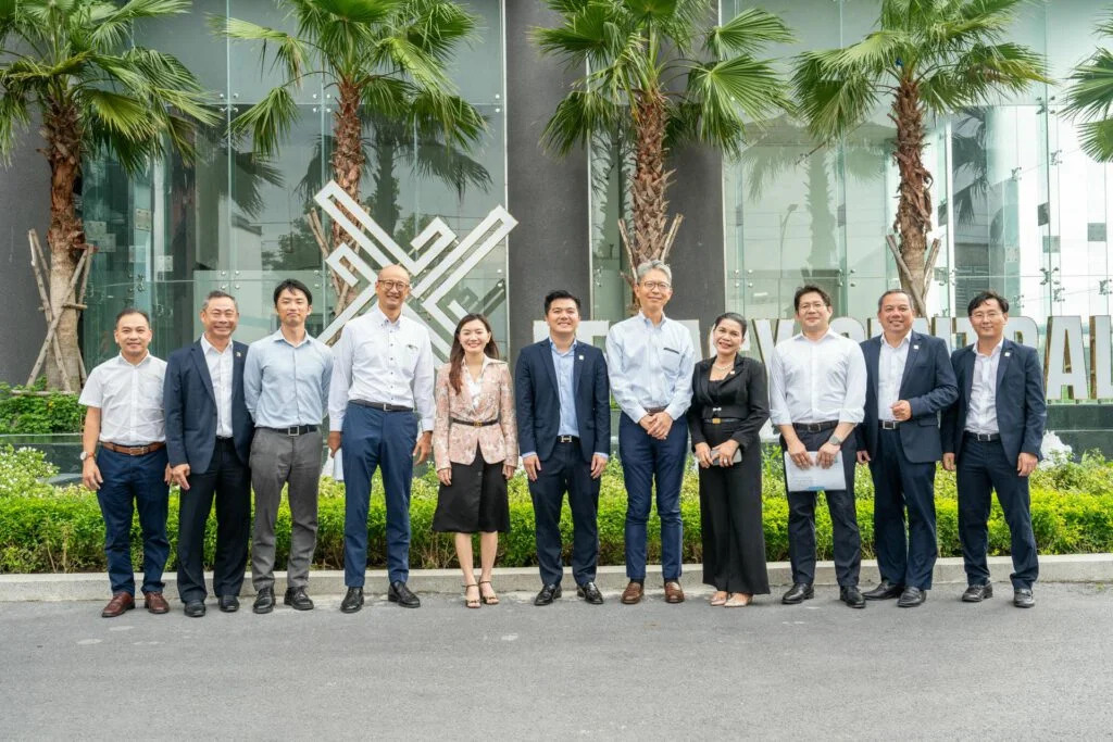 Ban lãnh đạo Kim Oanh Group và Sumitomo Forestry chụp hình lưu niệm tại khu căn hộ Legacy Central.