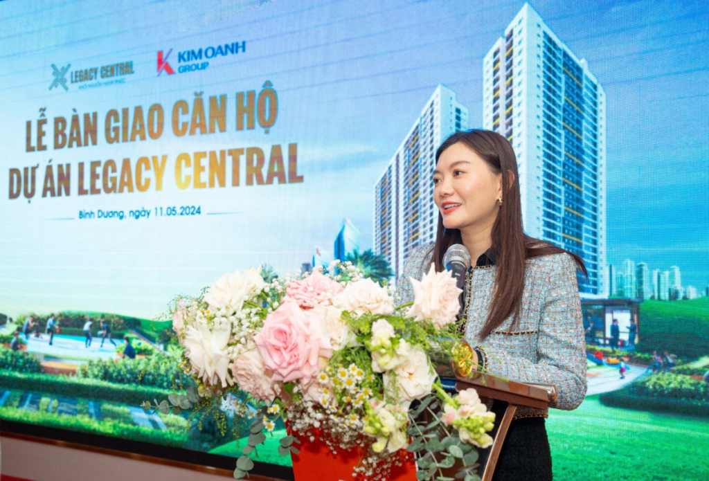 Bà Nguyễn Ngọc Ánh, Phó chủ tịch HĐQT Kim Oanh Group phát biểu tại lễ bàn giao căn hộ Legacy Central.  Bà Nguyễn Ngọc Ánh, Phó chủ tịch HĐQT Kim Oanh Group phát biểu tại lễ bàn giao căn hộ Legacy Central.