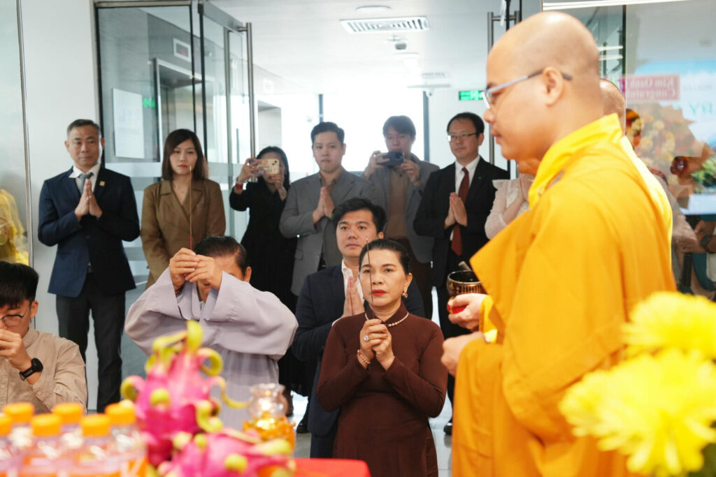 Bà Đặng Thị Kim Oanh – Chủ tịch HĐQT, Tổng Giám đốc, ông Nguyễn Thuận (giữa) – Phó Chủ tịch HĐQT và ông Nguyễn Phú Đức – Thành viên HĐQT Kim Oanh Group tại lễ khai trương văn phòng Hoa Lan Township JVC