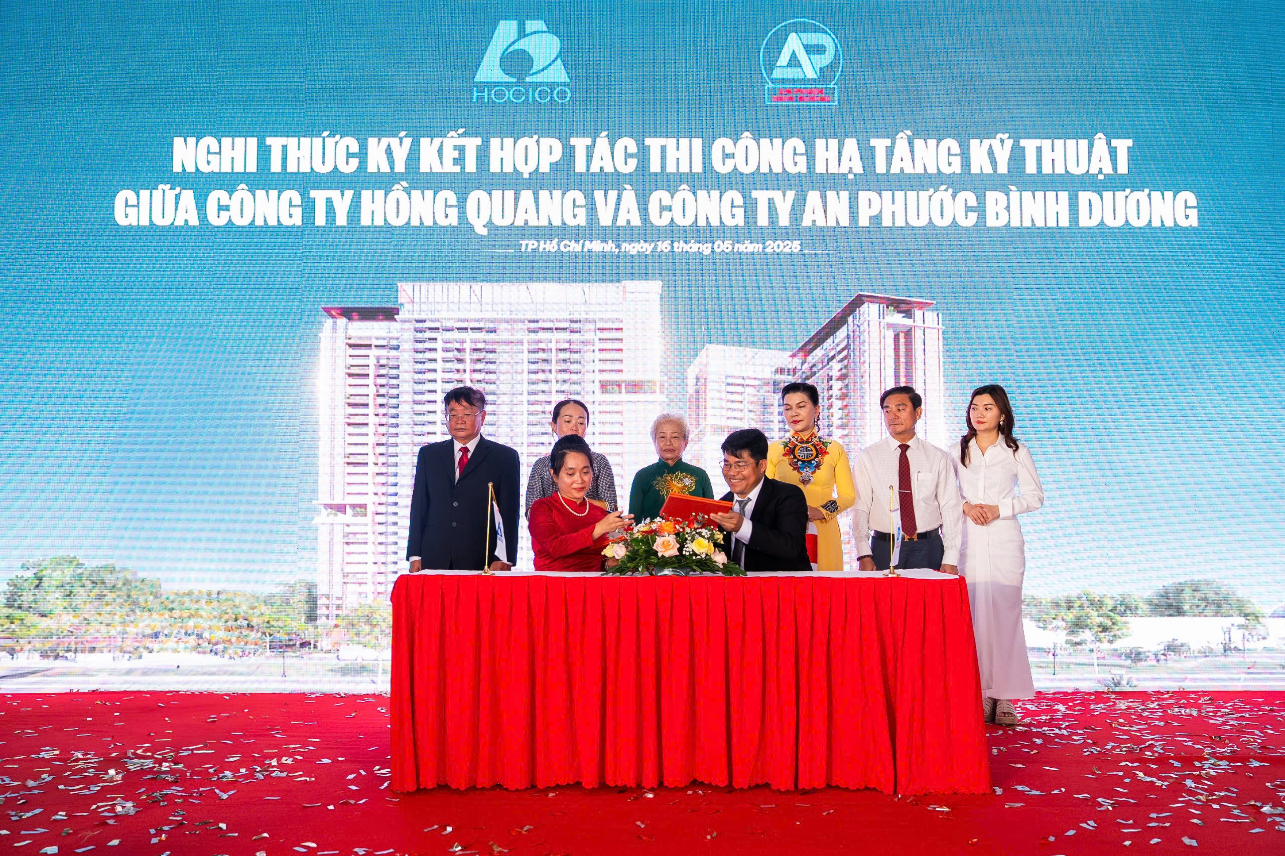 Trương Thị Hồng Hà – Tổng Giám đốc Công ty Cổ phần Xây dựng công trình và Đầu tư địa ốc Hồng Quang cùng ông Nguyễn Thái Hồ – Tổng Giám đốc Công ty Cổ phần Xây dựng An Phước Bình Dương đã cùng nhau thực hiện nghi thức ký kết hợp đồng thi công hệ thống hạ tầng kỹ thuật cho Lô 13A, thuộc khu chức năng số 13, khu đô thị mới Nam TP.HCM. Trương Thị Hồng Hà – Tổng Giám đốc Công ty Cổ phần Xây dựng công trình và Đầu tư địa ốc Hồng Quang cùng ông Nguyễn Thái Hồ – Tổng Giám đốc Công ty Cổ phần Xây dựng An Phước Bình Dương đã cùng nhau thực hiện nghi thức ký kết hợp đồng thi công hệ thống hạ tầng kỹ thuật cho Lô 13A, thuộc khu chức năng số 13, khu đô thị mới Nam TP.HCM.