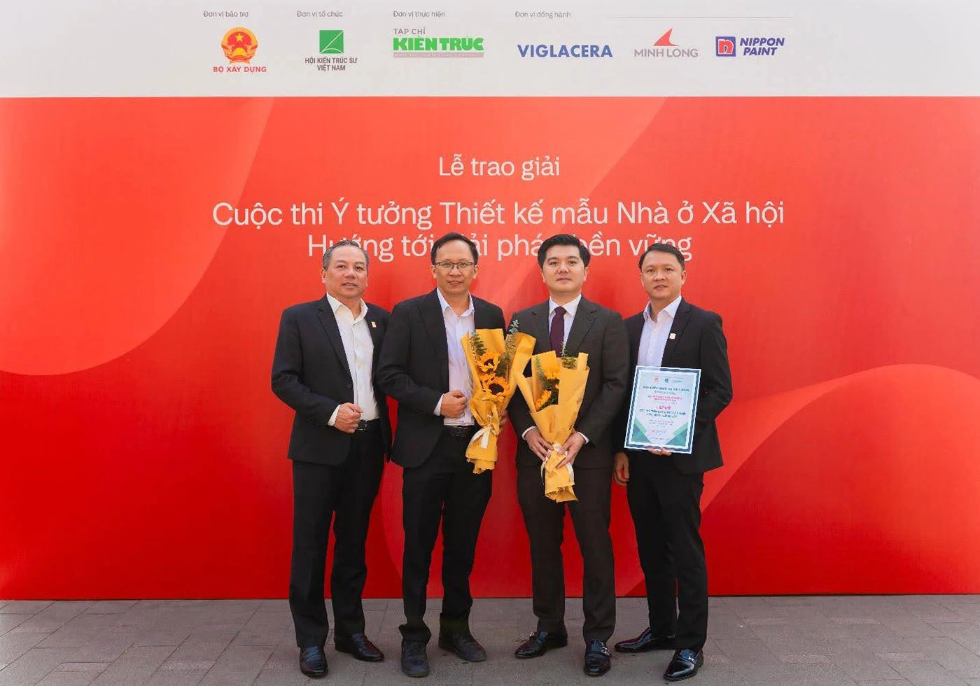 Ông Nguyễn Đức Lợi - thành viên HĐQT Tập đoàn Kim Oanh và ông Trần Đăng Toàn - Thành viên Ban Tổng Giám đốc Tập đoàn Kim Oanh tại sự kiện