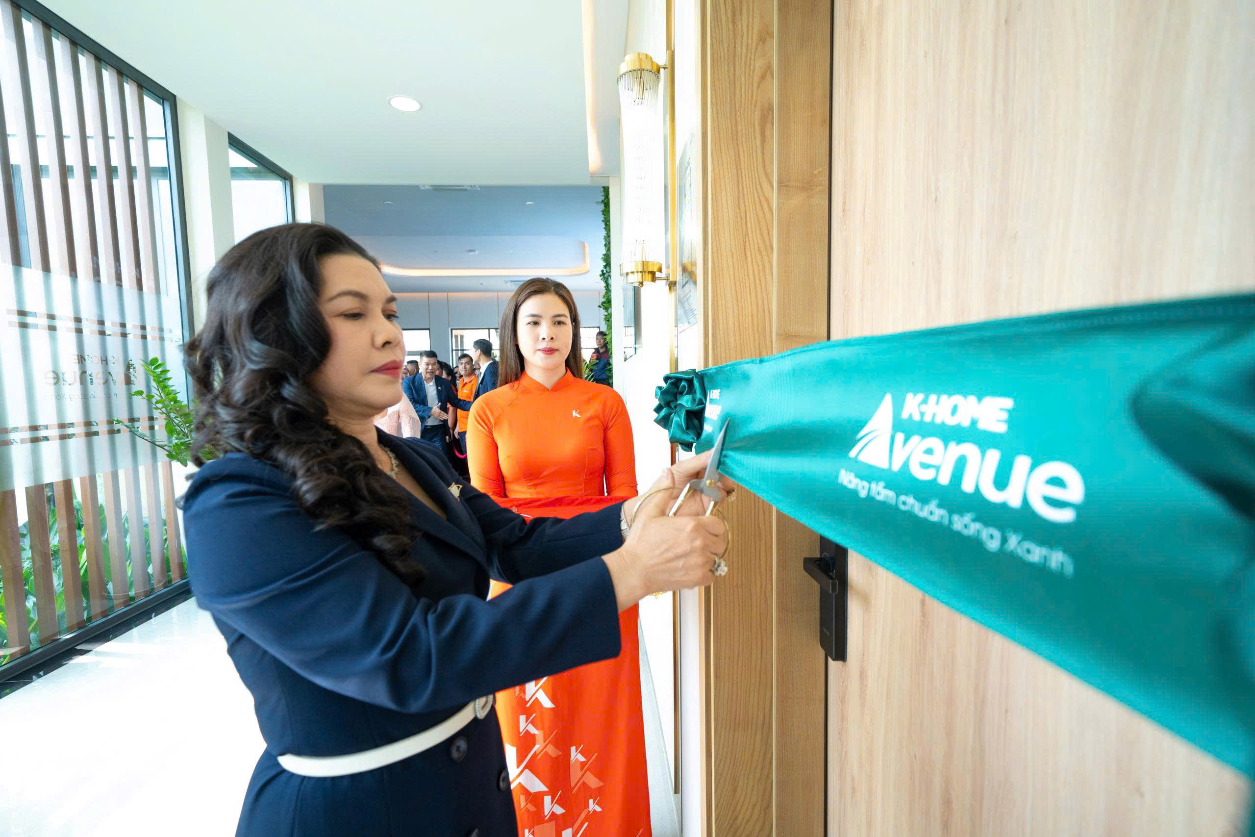 Chủ tịch Kim Oanh cắt băng khánh thành nhà mẫu K-Home Avenue Nhơn Trạch