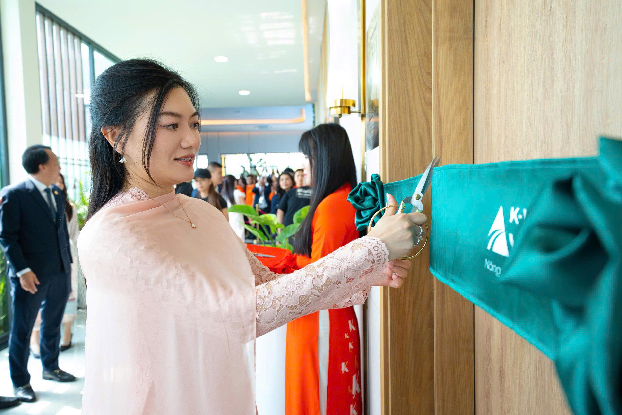 Phó chủ tịch Tập đoàn Nguyễn Ngọc Án cắt băng khánh thành nhà mẫu 