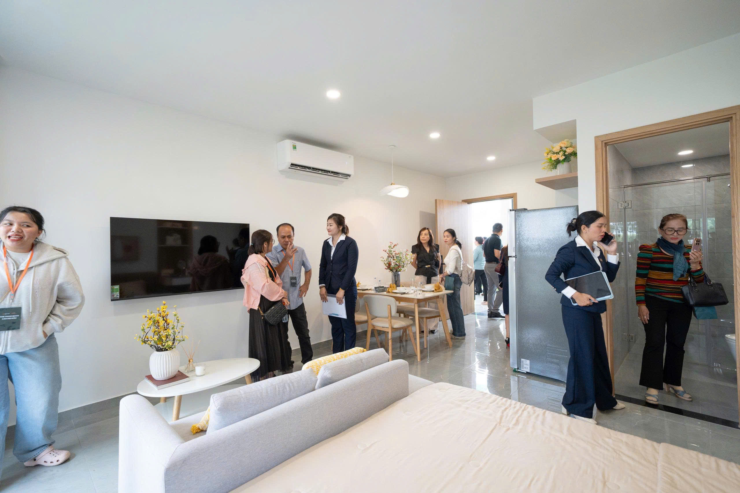 Khách hàng thích thú với tiêu chuẩn bàn giao nhà đầy đủ nội thất