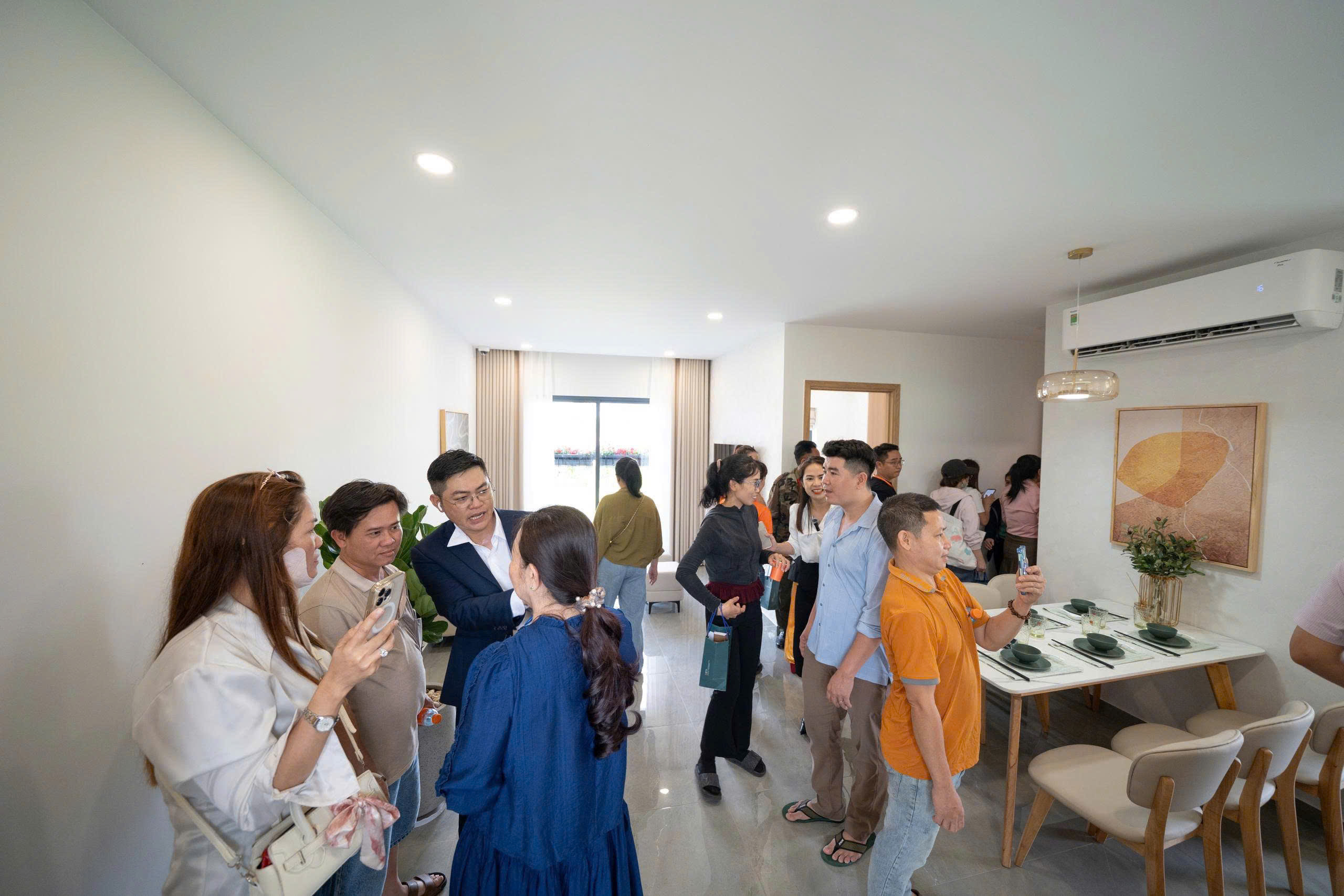 khách xem nhà mẫu k home avenue