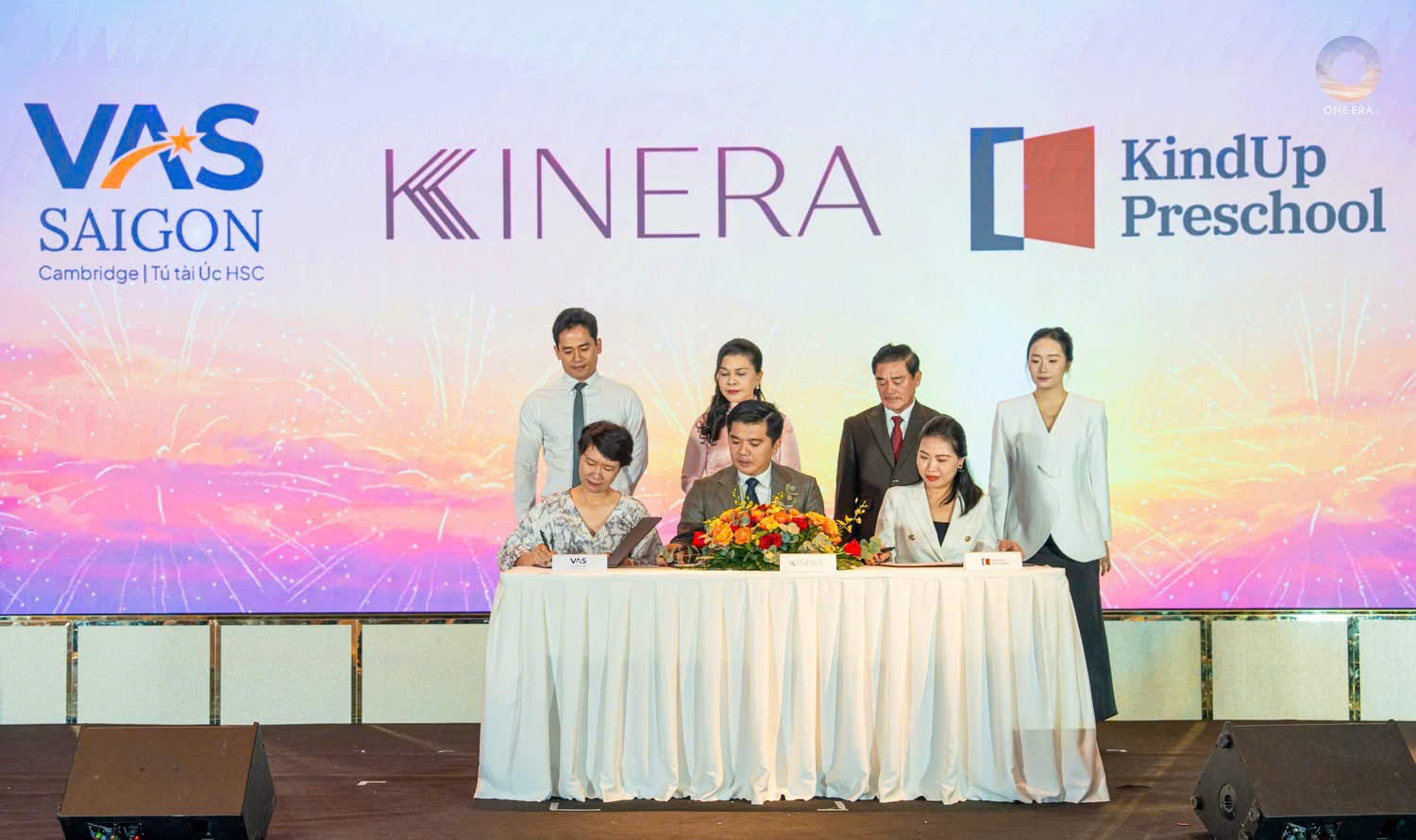 Trong khuôn khổ sự kiện, Kinera cũng ký kết thỏa thuận hợp tác với Hệ thống trường liên cấp Việt Úc Hà Nội - Sài Gòn và Trường Mầm non KindUp. Trong khuôn khổ sự kiện, Kinera cũng ký kết thỏa thuận hợp tác với Hệ thống trường liên cấp Việt Úc Hà Nội - Sài Gòn và Trường Mầm non KindUp.